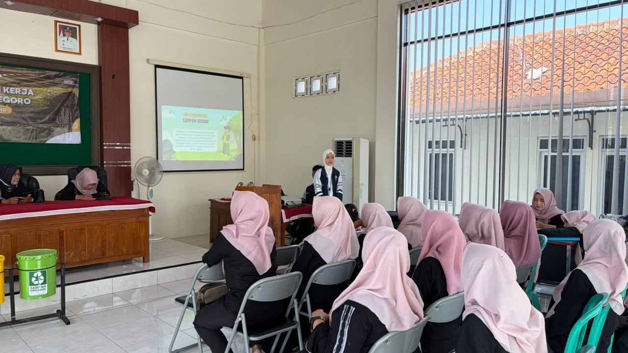 Edukasi pemilahan sampah di PKK